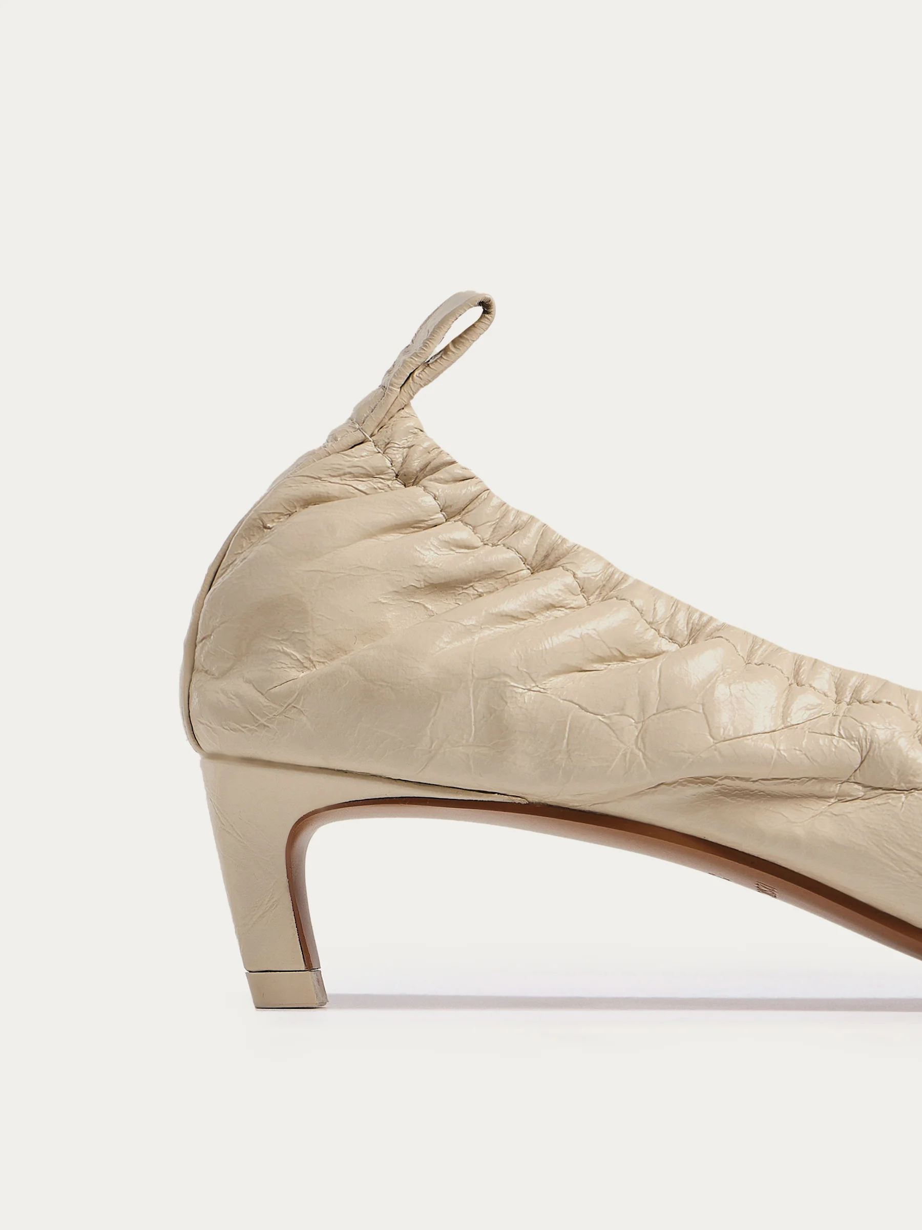 Crinkled leather pumps - Image 6