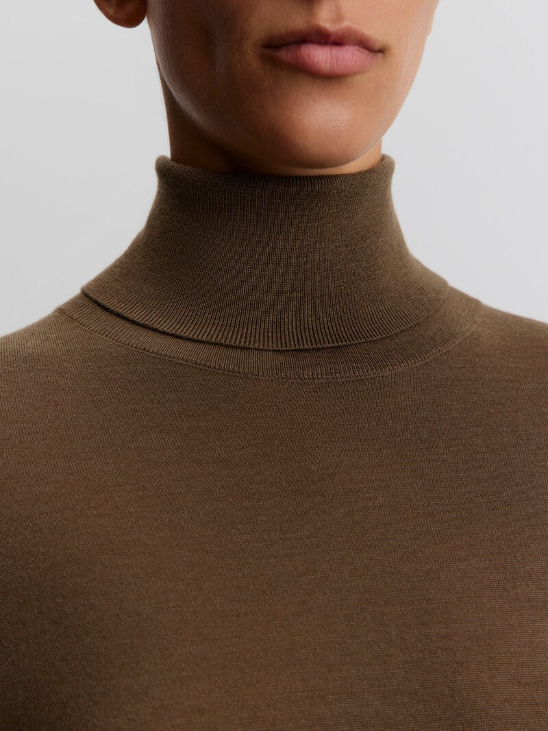Merino turtleneck dress - Image 4